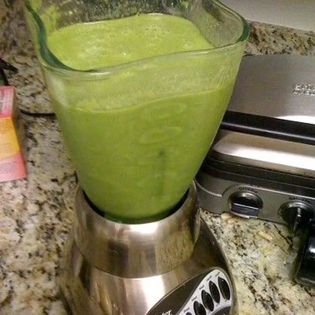 Bebida verde preparada no liquidificador